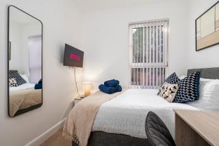 Spacious 4 bed - 4 en-suites - Parking - Discounts - 6