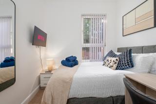 Spacious 4 bed - 4 en-suites - Parking - Discounts - 2