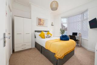 Spacious 4 bed - 4 en-suites - Parking - Discounts - 9