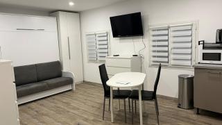 Studio in a local home - 0