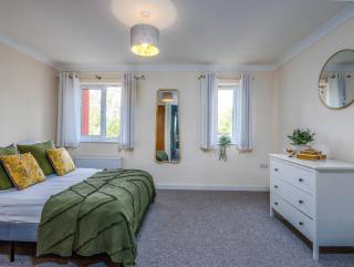 City Centre Townhouse With Free Parking - 2