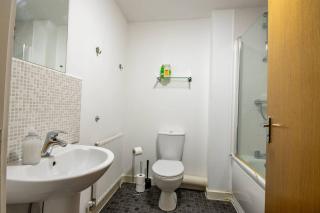 City Centre Townhouse With Free Parking - 7