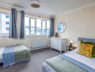City Centre Townhouse With Free Parking - 4