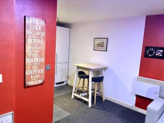 Sterling Luxury Apartment City Centre -Sleeps 4-Juliet Balcony - WiFi - 4