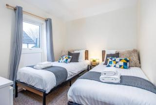 4Bed Central House w Parking & Garden - 2