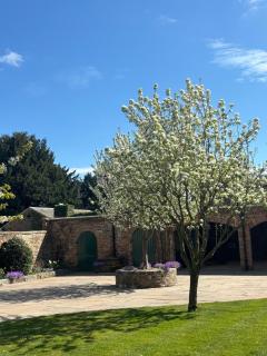 Courtyard House- Luxury Holiday House with floodlit Tennis court - BRAND NEW - 8