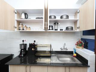 Modern 2BR Apartment in Mombasa CBD with 2 Bathrooms & Balcony near Airport & Old Town - 1