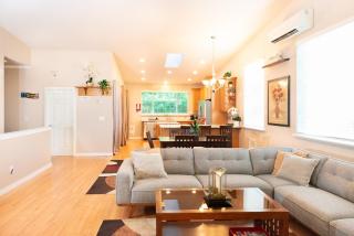 Spacious 3 bedroom 2 bath Seattle Home - 7