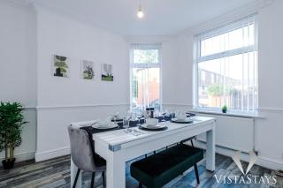 3BR, Pool Table, Dart Board by Vista Stays Short Lets Manchester - 9