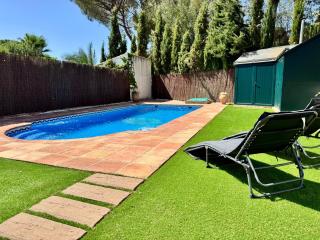 Lakefront Family House with Cinema Room, Kids Area & BBQ - 5