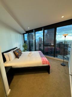 LvL 40 Skyline 2BR Balcony Epic Melbourne Views Free Parking - 0