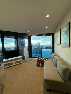 LvL 40 Skyline 2BR Balcony Epic Melbourne Views Free Parking - 3