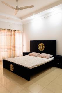 Luxury Furnished Villa with Private Garden & Parking - 2