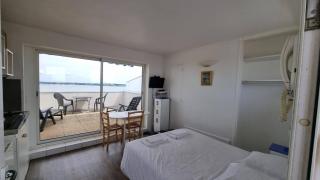 Royan Beach Studio Retreat - 2
