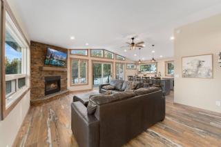 New The Pine Getaway Lots of Room Hot Tub Views - 3