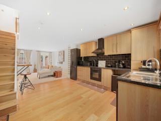 Modern 2Bed Home Driveway Garden London E16 - 9
