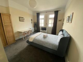 Cozy London Apartment Retreat - 0