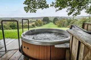 The Hide - Cosy Cabin with hot tub - 0
