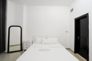 Superb Family Friendly Beach-Front Whole Flat, Great Views - 8