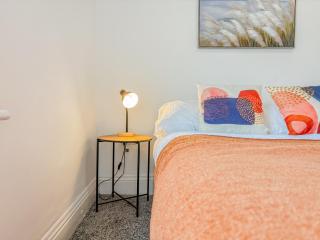 Lovely 3 Bed, long stay discounts, Free Parking - 6
