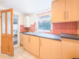 Lovely 3 Bed, long stay discounts, Free Parking - 1