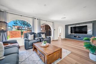 Sienna Arches - Modern Family Haven near Ocean Baths - 0