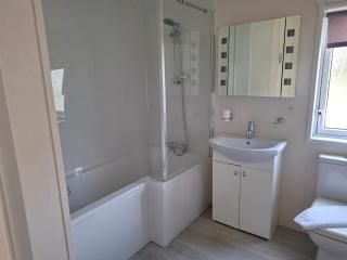 Woodland Lodge - 2 Bedroom Spacious Lodge Sleeps 4 - 5