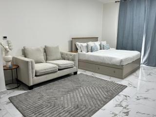 Elegant Studio Living in Al Hamra Village - 8