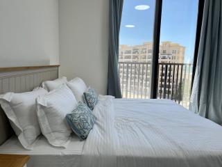 Elegant Studio Living in Al Hamra Village - 5