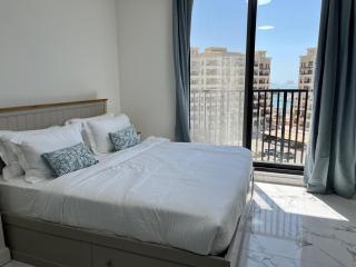 Elegant Studio Living in Al Hamra Village - 2