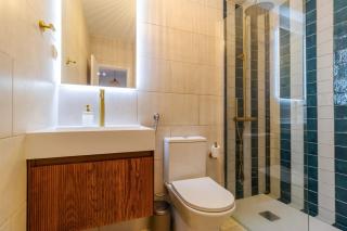 Casa Phoebe - NEW Renovated Burgau Apartment Sleeps 5 - Beach 1 min - 2