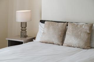 Spacious 6BD Retreat: Homely Comfort & Garden - 8