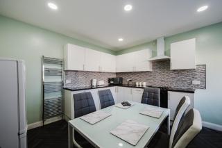 Spacious 6BD Retreat: Homely Comfort & Garden - 9