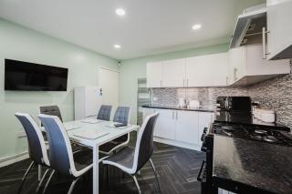 Spacious 6BD Retreat: Homely Comfort & Garden - 3