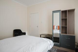 Spacious 6BD Retreat: Homely Comfort & Garden - 4