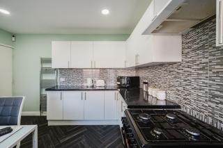 Spacious 6BD Retreat: Homely Comfort & Garden - 1