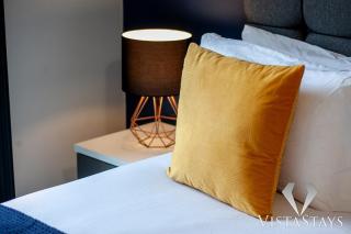 Luxury 2 Bed Flat with Pool Table and Netflix by Vista Stays Short Lets Birmingham - Birmingham - 1