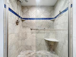 Waterfront Condo - Huge Pool & Across from Beach - 8