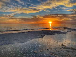 Waterfront Condo - Huge Pool & Across from Beach - 2