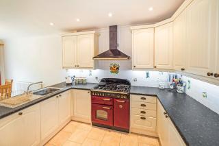 Central to town, 4 bedrooms, sleeps 7, parking for 4 plus cars - 9