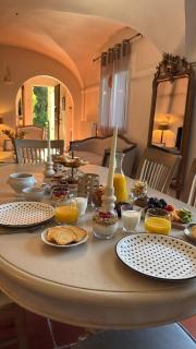 Fabuleux monastere en pierres du 15eme siecle golf TERRE BLANCHE randonnees yoga nature - 7