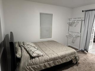 LRG 1600sqft 4room 2 bath in a quiet neighborhood - 2