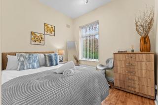 Manchester Seymour Escape Spacious 4BR Home for 8 - 7