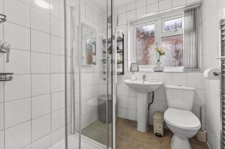 Manchester Seymour Escape Spacious 4BR Home for 8 - 3