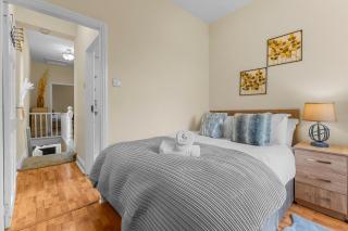 Manchester Seymour Escape Spacious 4BR Home for 8 - 2