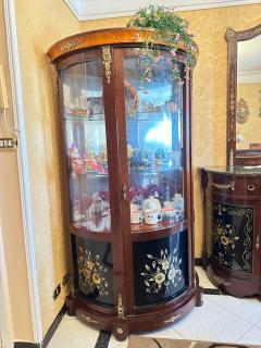 Regal and Spacious Retreat with Crystal Chandeliers - 1