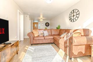 Spacious 4 Bed House in Exhall, Sleeps 7 - 8