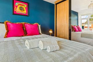Spacious 4 Bed House in Exhall, Sleeps 7 - 9