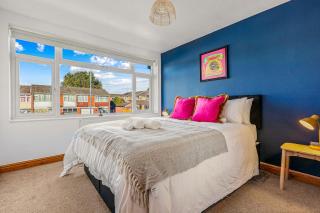 Spacious 4 Bed House in Exhall, Sleeps 7 - 7