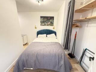Chic 1BHK in West London - 0